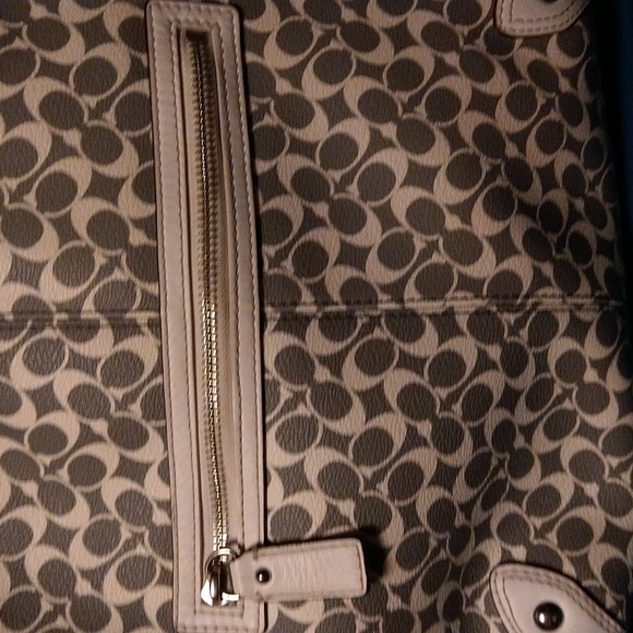 VGUC. Coach signature circle C gray and white shoulder bag. - Picture 9 of 16